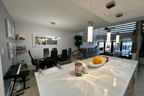 Touwnhouse à vendre à Miami, Floride: 3 chambres, 150.87 m2 № 1953630 - photo 9
