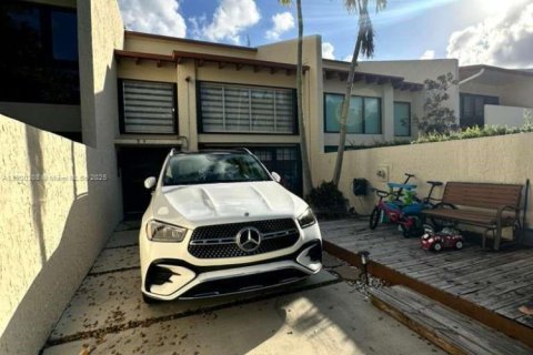 Touwnhouse à vendre à Miami, Floride: 3 chambres, 150.87 m2 № 1953630 - photo 2