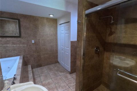 Villa ou maison à louer à Hollywood, Floride: 5 chambres, 251.21 m2 № 1834101 - photo 10