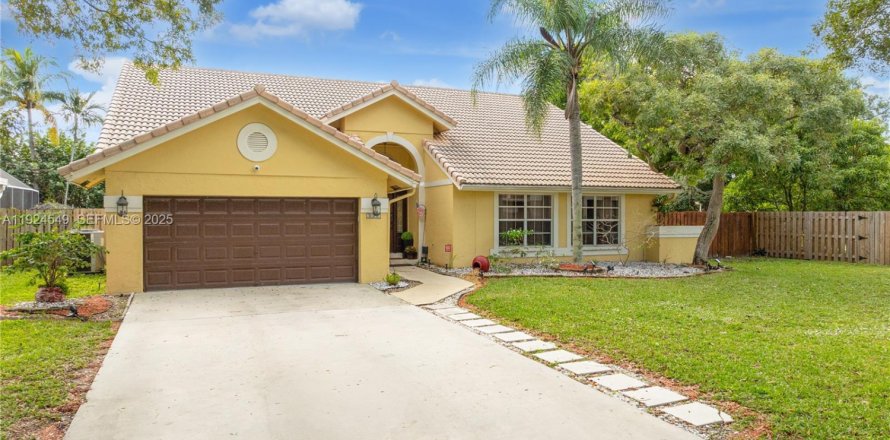 Villa ou maison à Coconut Creek, Floride 4 chambres, 183.3 m2 № 1984074