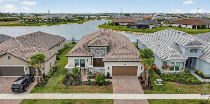 House in Port St. Lucie, Florida 3 bedrooms, 283.44 sq.m. № 2145963