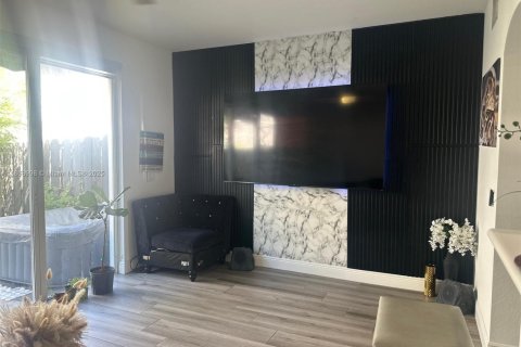 Townhouse in Miramar, Florida 3 bedrooms, 134.71 sq.m. № 1888385 - photo 4
