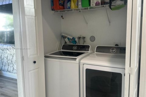 Townhouse in Miramar, Florida 3 bedrooms, 134.71 sq.m. № 1888385 - photo 7