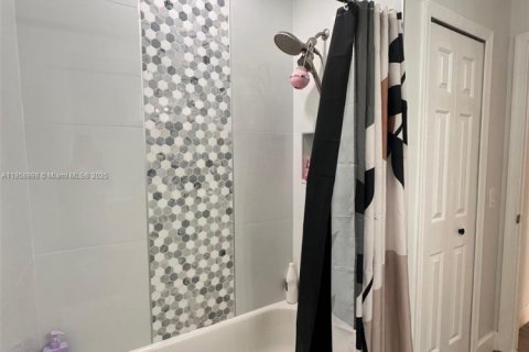 Townhouse in Miramar, Florida 3 bedrooms, 134.71 sq.m. № 1888385 - photo 26