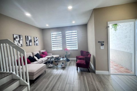 Townhouse in Miramar, Florida 3 bedrooms, 134.71 sq.m. № 1888385 - photo 1