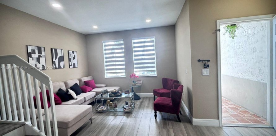 Townhouse in Miramar, Florida 3 bedrooms, 134.71 sq.m. № 1888385