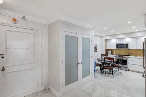 Condo in Bal Harbour, Florida, 2 bedrooms  № 1936146 - photo 4