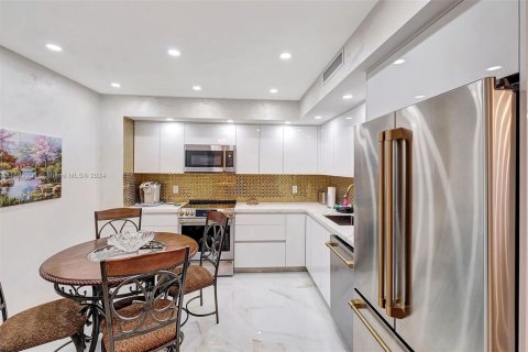 Condo in Bal Harbour, Florida, 2 bedrooms  № 1936146 - photo 5