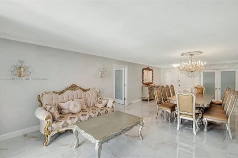 Condo in Bal Harbour, Florida, 2 bedrooms  № 1936146 - photo 10