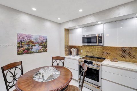 Condo in Bal Harbour, Florida, 2 bedrooms  № 1936146 - photo 7