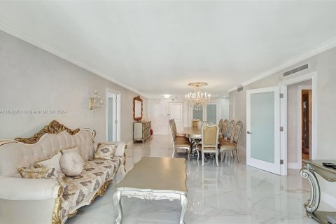 Condo in Bal Harbour, Florida, 2 bedrooms  № 1936146 - photo 9