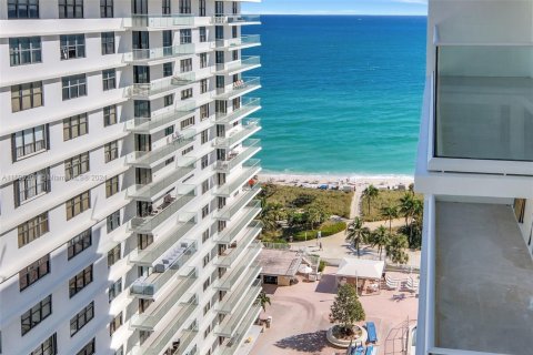 Condo in Bal Harbour, Florida, 2 bedrooms  № 1936146 - photo 17