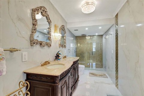 Condo in Bal Harbour, Florida, 2 bedrooms  № 1936146 - photo 23