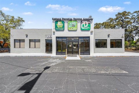 Commercial property in Tampa, Florida 693.61 sq.m. № 2099602