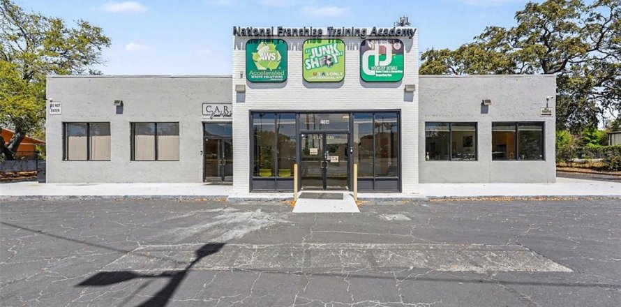 Commercial property in Tampa, Florida 693.61 sq.m. № 2099602