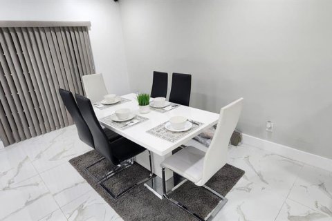 Condominio en venta en Tampa, Florida, 3 dormitorios, 115.01 m2 № 2229585 - foto 5