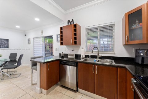 Townhouse in Hialeah, Florida 2 bedrooms, 106.84 sq.m. № 1960694 - photo 17