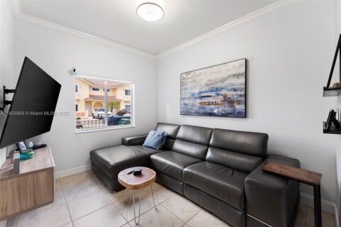 Townhouse in Hialeah, Florida 2 bedrooms, 106.84 sq.m. № 1960694 - photo 5