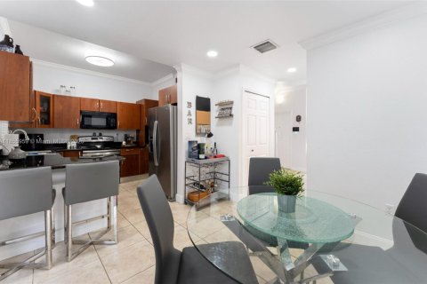 Townhouse in Hialeah, Florida 2 bedrooms, 106.84 sq.m. № 1960694 - photo 12