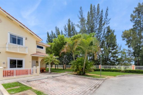 Townhouse in Hialeah, Florida 2 bedrooms, 106.84 sq.m. № 1960694 - photo 2