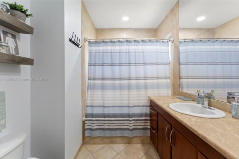 Townhouse in Hialeah, Florida 2 bedrooms, 106.84 sq.m. № 1960694 - photo 25