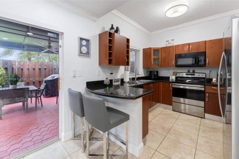 Townhouse in Hialeah, Florida 2 bedrooms, 106.84 sq.m. № 1960694 - photo 13