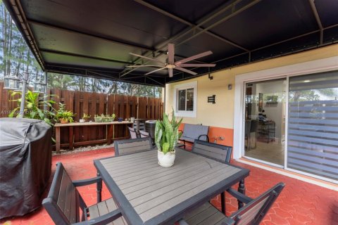 Townhouse in Hialeah, Florida 2 bedrooms, 106.84 sq.m. № 1960694 - photo 26