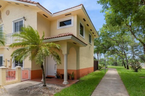 Townhouse in Hialeah, Florida 2 bedrooms, 106.84 sq.m. № 1960694 - photo 3