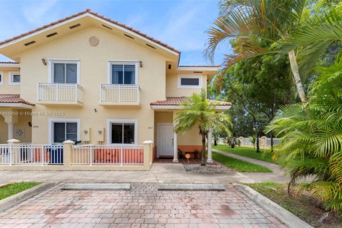 Townhouse in Hialeah, Florida 2 bedrooms, 106.84 sq.m. № 1960694