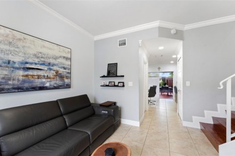 Townhouse in Hialeah, Florida 2 bedrooms, 106.84 sq.m. № 1960694 - photo 7