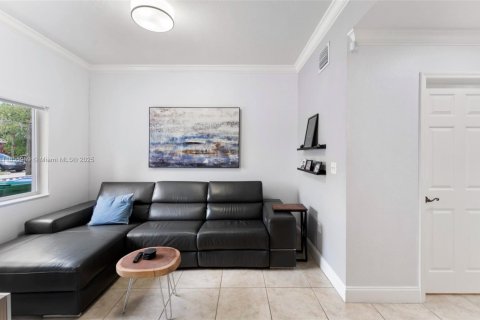 Townhouse in Hialeah, Florida 2 bedrooms, 106.84 sq.m. № 1960694 - photo 4