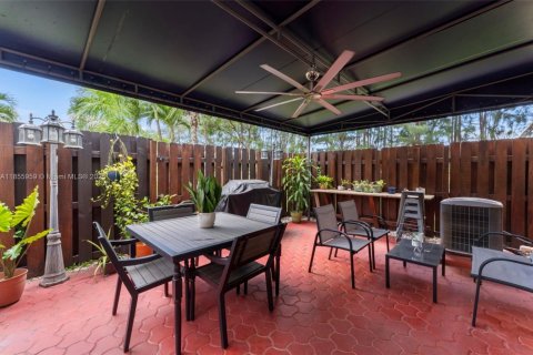 Townhouse in Hialeah, Florida 2 bedrooms, 106.84 sq.m. № 1960694 - photo 27