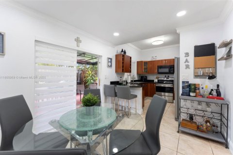 Townhouse in Hialeah, Florida 2 bedrooms, 106.84 sq.m. № 1960694 - photo 11