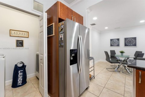 Townhouse in Hialeah, Florida 2 bedrooms, 106.84 sq.m. № 1960694 - photo 15