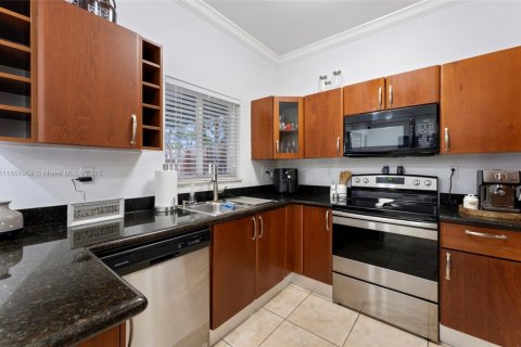 Townhouse in Hialeah, Florida 2 bedrooms, 106.84 sq.m. № 1960694 - photo 14