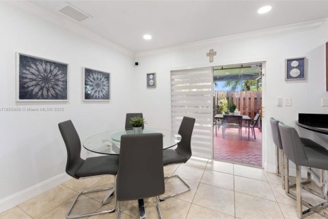 Townhouse in Hialeah, Florida 2 bedrooms, 106.84 sq.m. № 1960694 - photo 10