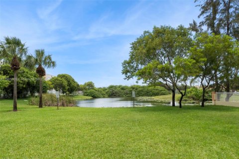 Townhouse in Hialeah, Florida 2 bedrooms, 106.84 sq.m. № 1960694 - photo 29