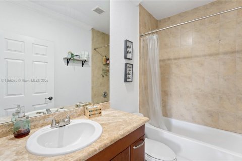 Townhouse in Hialeah, Florida 2 bedrooms, 106.84 sq.m. № 1960694 - photo 23