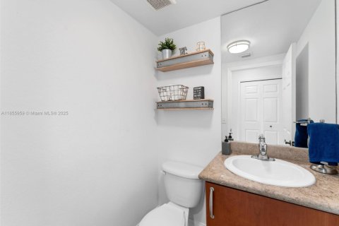 Townhouse in Hialeah, Florida 2 bedrooms, 106.84 sq.m. № 1960694 - photo 8