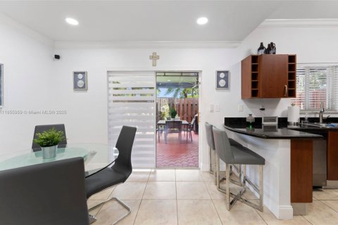 Townhouse in Hialeah, Florida 2 bedrooms, 106.84 sq.m. № 1960694 - photo 9