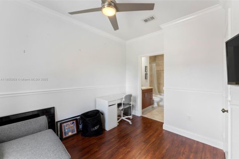 Townhouse in Hialeah, Florida 2 bedrooms, 106.84 sq.m. № 1960694 - photo 20