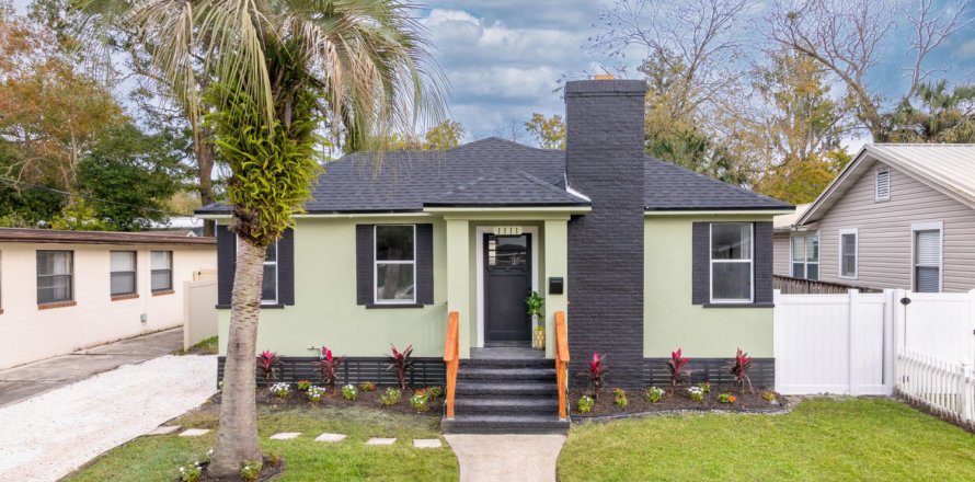 House in Jacksonville, Florida 3 bedrooms, 106.84 sq.m. № 877808