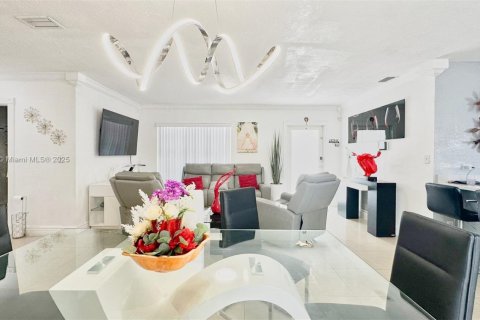 Villa ou maison à vendre à Miami Gardens, Floride: 3 chambres, 128.86 m2 № 1966512 - photo 7