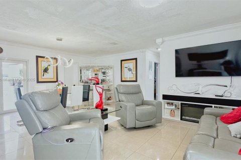 Villa ou maison à vendre à Miami Gardens, Floride: 3 chambres, 128.86 m2 № 1966512 - photo 15