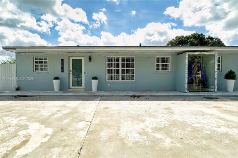 Villa ou maison à vendre à Miami Gardens, Floride: 3 chambres, 128.86 m2 № 1966512 - photo 2