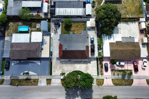Villa ou maison à vendre à Miami Gardens, Floride: 3 chambres, 128.86 m2 № 1966512 - photo 1