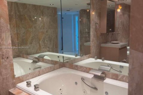 Condo in Miami Beach, Florida, 2 bedrooms  № 1971735 - photo 12