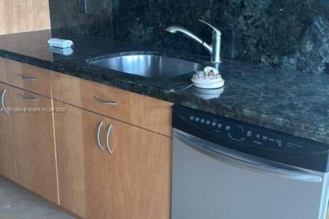 Condo in Miami Beach, Florida, 2 bedrooms  № 1971735 - photo 22