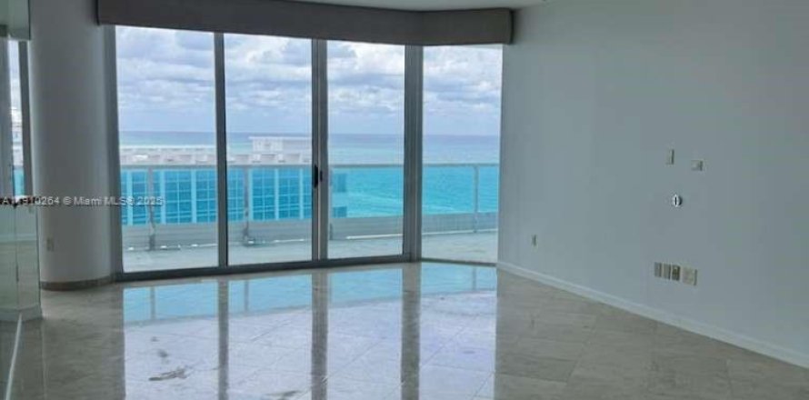 Condo in Miami Beach, Florida, 2 bedrooms  № 1971735
