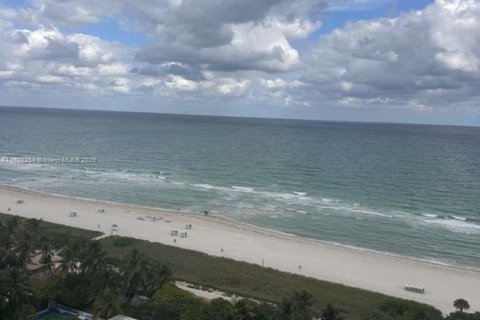 Condo in Miami Beach, Florida, 2 bedrooms  № 1971735 - photo 15